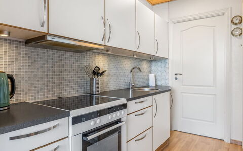 Kjera - 2.4Km from the Sea: Cucina, Controsoffitto, Elettrodomestico Da Cucina, Cabinetry, Apparecchio Major, Pavimentazione, Legna, Interior Design, Lavello, Idraulico Fixture