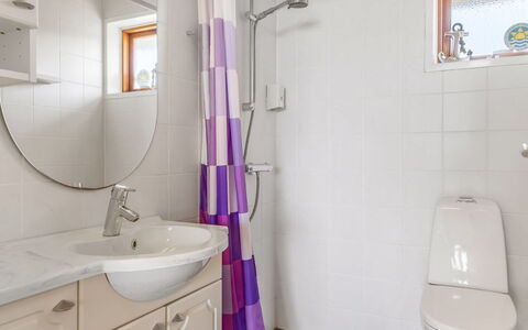 Kjera - 2.4Km from the Sea: Bagno, Idraulico Fixture, Pavimentazione, Interior Design, Pavimento, Lavandino Del Bagno, Lavello, Gabinetto, Rubinetto, Toilet Seat