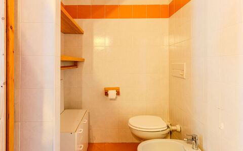 Tra le Piste: Idraulico Fixture, Parete, Pavimentazione, Bagno, Lavandino Del Bagno, Pavimento, Interior Design, Lavello, Rubinetto, Idraulico