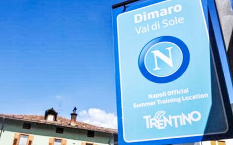 Tra le Piste: Mobilia, Interior Design, Legna, Pavimentazione, Camera, Pavimento, Divano, Soffitto, Soggiorno, Casa
