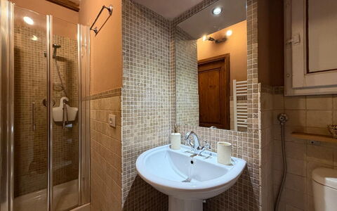 Appartamento Del Mercato: Bagno, Lavandino Del Bagno, Idraulico Fixture, Lavello, Parete, Pavimentazione, Interior Design, Pavimento, Rubinetto, Specchio