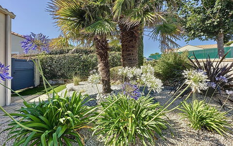 Villa Sel et Pins: Mobilia, Mobili Da Esterno, Tavolo Esterno, Sedia, Metallo, Balcone, Recinzione, Shade, Latifoglie, Color Legno