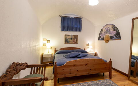 Moncucco Mountain Home: Mobilia, Letto, Interior Design, Camera Da Letto, Parete, Pavimento, Pavimentazione, Lenzuolo, Soffitto, Bedding