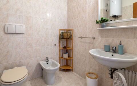 La Casa di Mimmo: Toilet Seat, Bagno, Idraulico Fixture, Pavimentazione, Lavandino Del Bagno, Gabinetto, Lavello, Pavimento, Interior Design, Rubinetto