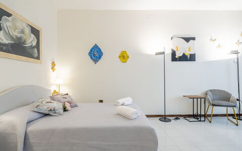 Casa Gioia In Lucca: Mobilia, Interior Design, Letto, Parete, Camera Da Letto, Pavimento, Pavimentazione, Lenzuolo, Legna, Bedding