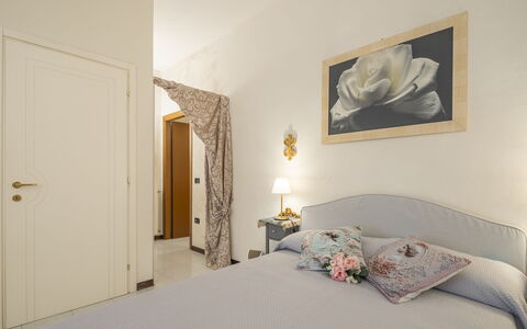 Casa Gioia In Lucca: Mobilia, Interior Design, Parete, Camera Da Letto, Legna, Letto, Pavimento, Camera, Soffitto, Pavimentazione