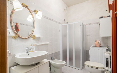 Casa Gioia In Lucca: Interior Design, Pavimentazione, Pavimento, Camera, Idraulico Fixture, Soffitto, Mobilia, Illuminazione, Bagno, Casa
