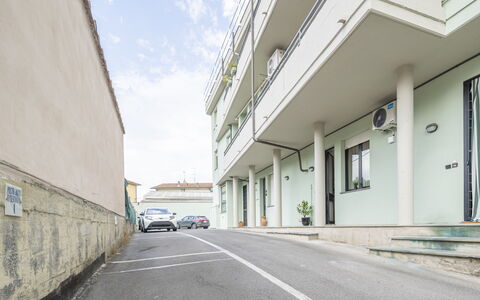 Casa Gioia In Lucca: Asfalto, Appartamento, Car Famiglia, Veicolo Di Lusso, Balcone, Vettura Mid-Size, Parcheggio