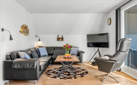 Hannele - 10Km from the Sea: Mobilia, Divano, Interior Design, Pavimentazione, Legna, Soggiorno, Soffitto, Pavimento, Casa, Illuminazione