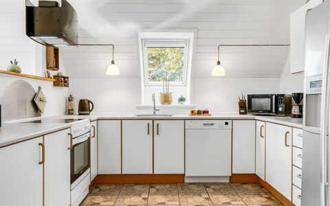 Hannele - 10Km from the Sea: Pavimentazione, Cucina, Interior Design, Legna, Apparecchio Major, Soffitto, Elettrodomestico Da Cucina, Controsoffitto, Pavimento, Illuminazione
