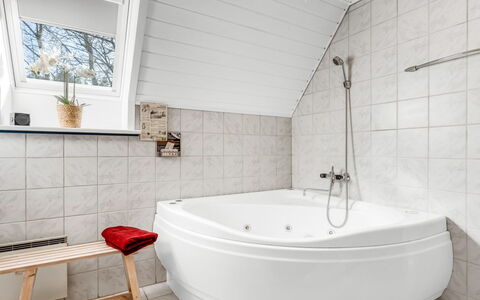 Hannele - 10Km from the Sea: Pavimentazione, Pavimento, Interior Design, Idraulico Fixture, Vasca Da Bagno, Idraulico, Soffitto, Camera, Bagno, Rubinetto