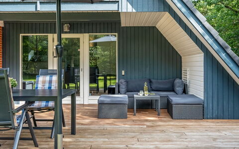 Hannele - 10Km from the Sea: Legna, Mobilia, Sedia, Mobili Da Esterno, Portico, Deck, Latifoglie, Plank, Shade, Villetta