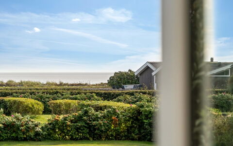 Thit - 90M from the Sea: Villetta, Backyard, Cortile, Edifici Giardino, Capannone, Raccordo, Mobili Da Esterno, Log Cabin, Struttura Esterna, Baracca