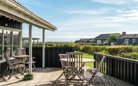 Thit - 90M from the Sea: Villetta, Backyard, Cortile, Edifici Giardino, Capannone, Raccordo, Mobili Da Esterno, Log Cabin, Struttura Esterna, Baracca