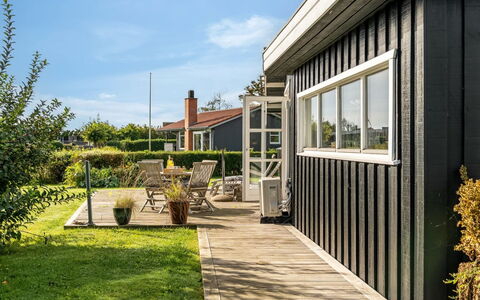 Thit - 90M from the Sea: Villetta, Backyard, Cortile, Edifici Giardino, Capannone, Raccordo, Mobili Da Esterno, Log Cabin, Struttura Esterna, Baracca