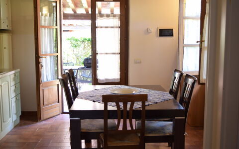Oasi Della Pergola: Mobilia, Pavimentazione, Sala Da Pranzo, Sedia, Pavimento, Legna, Tavolo, Interior Design, Cucina & Sala Da Pranzo Tavolo, Illuminazione