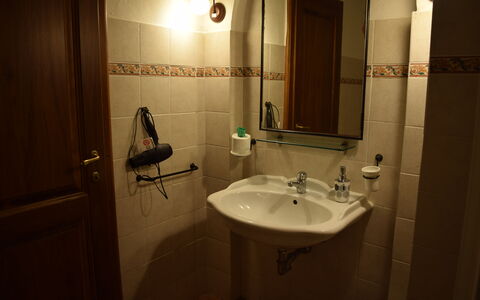 Oasi Della Pergola: Lavandino Del Bagno, Idraulico Fixture, Lavello, Bagno, Rubinetto, Interior Design, Pavimentazione, Idraulico, Pavimento, Specchio