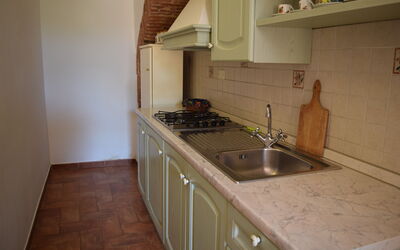 Arco Grande: Cucina, Controsoffitto, Pavimentazione, Legna, Interior Design, Elettrodomestico Da Cucina, Apparecchio Major, Lavandino Della Cucina, Cabinetry, Pavimento