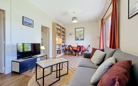Les Ajoncs: Interior Design, Mobilia, Pavimentazione, Divano, Camera, Pavimento, Soffitto, Soggiorno, Appartamento