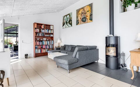 Jonce - 800M from the Sea: Mobilia, Pavimentazione, Interior Design, Pavimento, Soggiorno, Soffitto, Divano, Sedia, Camera, Illuminazione