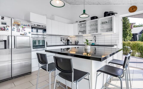 Jonce - 800M from the Sea: Cucina, Elettrodomestico Da Cucina, Mobilia, Controsoffitto, Interior Design, Pavimentazione, Apparecchio Major, Cabinetry, Soffitto, Pavimento