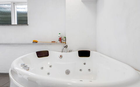 Jonce - 800M from the Sea: Vasca Da Bagno, Idraulico Fixture, Interior Design, Pavimentazione, Bagno, Pavimento, Idraulico, Camera, Soffitto