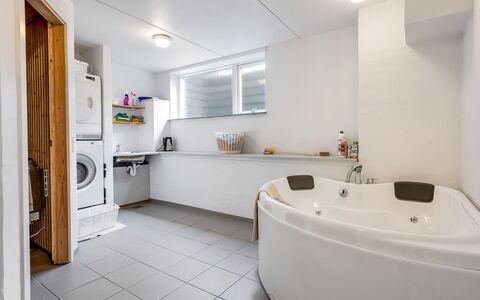 Jonce - 800M from the Sea: Pavimentazione, Idraulico Fixture, Interior Design, Pavimento, Vasca Da Bagno, Soffitto, Bagno, Rubinetto, Idraulico, Camera