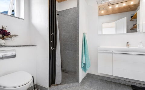 Jonce - 800M from the Sea: Idraulico Fixture, Pavimentazione, Interior Design, Lavello, Bagno, Pavimento, Rubinetto, Mobiletto Del Bagno, Lavandino Del Bagno, Soffitto
