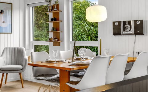 Nicklas - 250M from the Sea: Mobilia, Interior Design, Tavolo, Pavimentazione, Legna, Lampada, Sedia, Illuminazione, Sala Da Pranzo, Pavimento