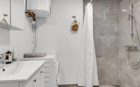 Nicklas - 250M from the Sea: Pavimentazione, Parete, Idraulico Fixture, Pavimento, Interior Design, Bagno, Lavello, Idraulico, Piastrella, Gabinetto