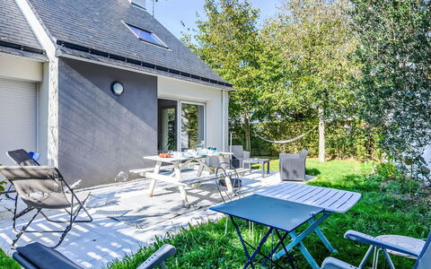 Maison de L'Amaryllis: Casa, Villetta, Sedia, Giardino, Shade, Mobili Da Esterno, Cortile, Estate, Landscaping, Backyard