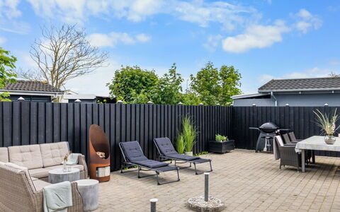 Daya - 75M from the Sea: Villetta, Backyard, Cortile, Edifici Giardino, Capannone, Raccordo, Mobili Da Esterno, Log Cabin, Struttura Esterna, Baracca