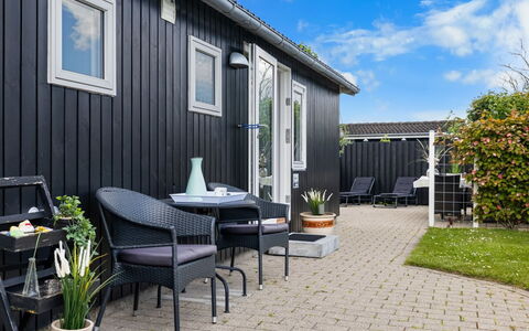 Daya - 75M from the Sea: Villetta, Backyard, Cortile, Edifici Giardino, Capannone, Raccordo, Mobili Da Esterno, Log Cabin, Struttura Esterna, Baracca