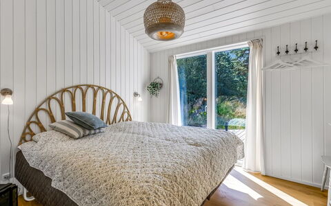 Aarthi - 575M from the Sea: Letto, Camera Da Letto, Bedding, Interior Design, Lenzuolo, Legna, Soffitto, Mobilia, Pavimentazione, Biancheria