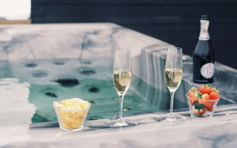 Fay - 900M from the Sea: Tavola, Bicchieri, Cibo, Serveware, Barware, Champagne, Stemware