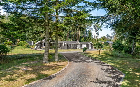 Bodulf - 850M from the Sea: Albero, Ramo, Manto Stradale, Arbusto, Zona Residenziale, Casa, Villetta, Driveway, Giardino