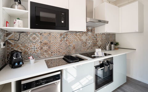 Aselli Home: Cucina, Controsoffitto, Apparecchio Major, Pavimentazione, Interior Design, Elettrodomestico Da Cucina, Pavimento, Cabinetry, Camera, Piastrella