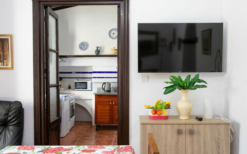 Villa Estévez: Mobilia, Interior Design, Camera, Pavimento, Pavimentazione, Tavolo, Sedia, Cornice, Appartamento, Color Legno