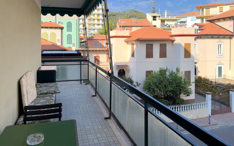 Casa Francy - Arma Di Taggia: Balcone, Appartamento, Corrimano, Recinzione, Shade, Portico, Colonna