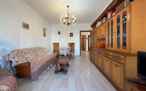 Casa Francy - Arma Di Taggia: Pavimentazione, Pavimento, Mobilia, Interior Design, Legna, Soffitto, Camera, Soggiorno, Pavimento In Legno, Divano