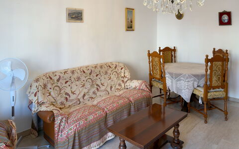 Casa Francy - Arma Di Taggia: Mobilia, Interior Design, Pavimentazione, Pavimento, Legna, Divano, Camera, Tavolo, Soggiorno, Cornice