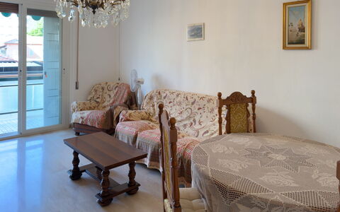 Casa Francy - Arma Di Taggia: Mobilia, Interior Design, Pavimentazione, Pavimento, Legna, Camera, Soffitto, Tavolo, Illuminazione, Soggiorno
