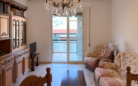 Casa Francy - Arma Di Taggia: Mobilia, Pavimentazione, Interior Design, Pavimento, Legna, Soffitto, Camera, Illuminazione, Tavolo, Soggiorno