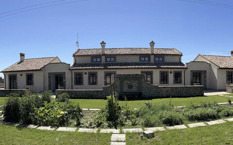 Villa Sassinoro: Costruzione, Finestra, Casa, Casa, Tetto, Architettura, Facciata, Zona Residenziale, Villetta, Estate