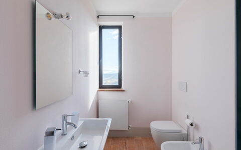 Villa Sassinoro: Parete, Idraulico Fixture, Pavimentazione, Bagno, Pavimento, Lavello, Interior Design, Lavandino Del Bagno, Rubinetto, Casa