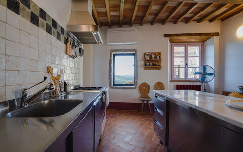 Mensano Old Town Apartment: Parete, Pavimentazione, Cucina, Legna, Interior Design, Controsoffitto, Casa, Pavimento, Soffitto, Mobilia