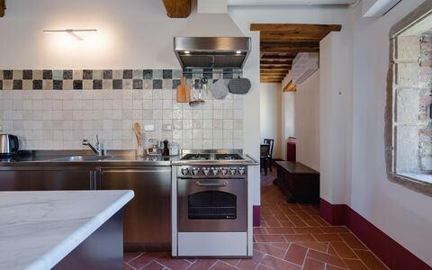 Mensano Old Town Apartment: Pavimentazione, Cucina, Parete, Interior Design, Pavimento, Legna, Controsoffitto, Soffitto, Elettrodomestico Da Cucina, Cucina Stufa