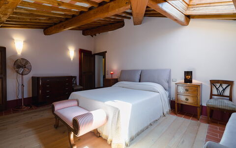 Mensano Old Town Apartment: Mobilia, Interior Design, Letto, Pavimentazione, Parete, Pavimento, Camera Da Letto, Legna, Camera, Soffitto