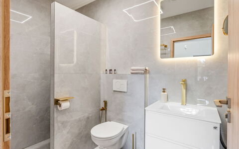 Party & Friends Villa: Pavimentazione, Interior Design, Pavimento, Idraulico Fixture, Specchio, Idraulico, Bagno, Soffitto, Lampada, Rubinetto