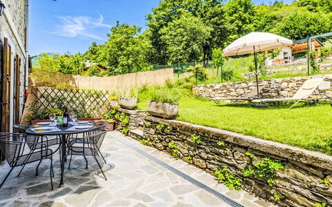 Beppe: Mobili Da Esterno, Flagstone, Giardino, Cobblestone, Vaso Di Fiori, Tavolo Esterno, Muro ​​Di Pietra, Sedia, Backyard, Landscaping